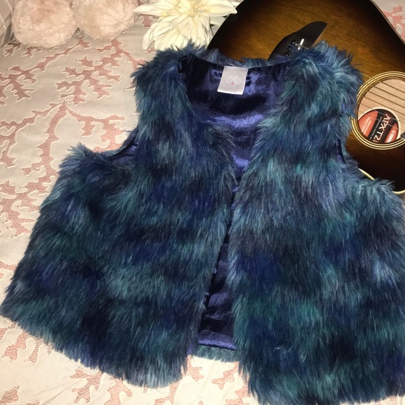SOLD- Blue faux fur vest Girls 14/16 - Picture 4 of 8